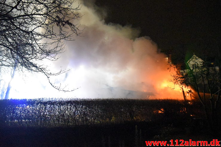 Bilbrand under tag. Bleggaardsgade i Vejle. 29/12-2019. Kl. 00:50.