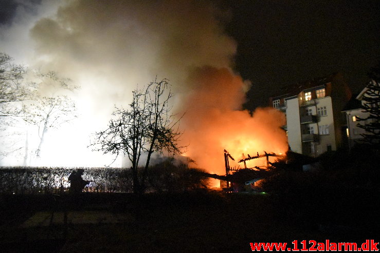 Bilbrand under tag. Bleggaardsgade i Vejle. 29/12-2019. Kl. 00:50.