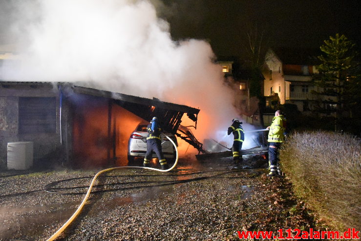 Bilbrand under tag. Bleggaardsgade i Vejle. 29/12-2019. Kl. 00:50.