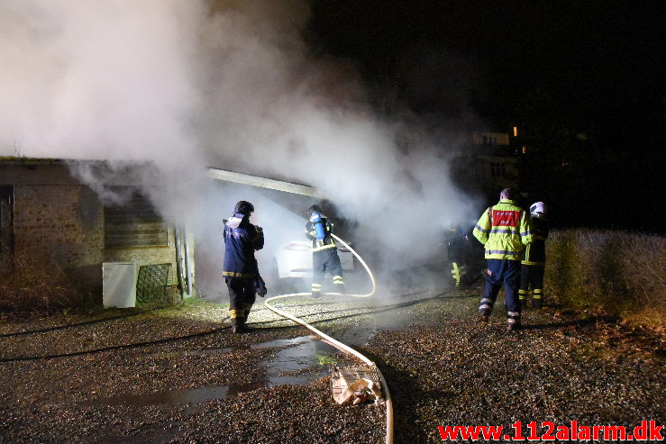 Bilbrand under tag. Bleggaardsgade i Vejle. 29/12-2019. Kl. 00:50.