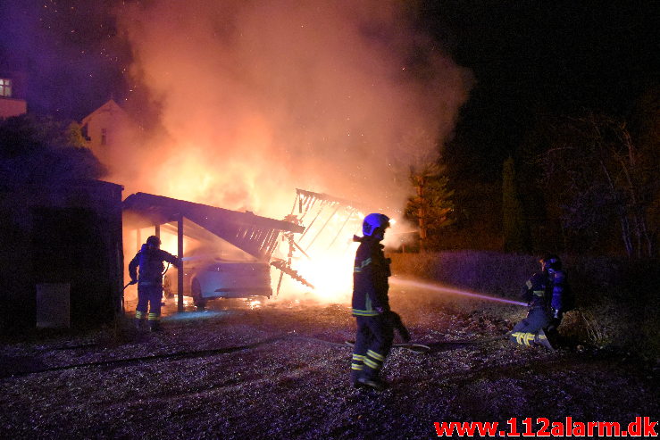 Bilbrand under tag. Bleggaardsgade i Vejle. 29/12-2019. Kl. 00:50.