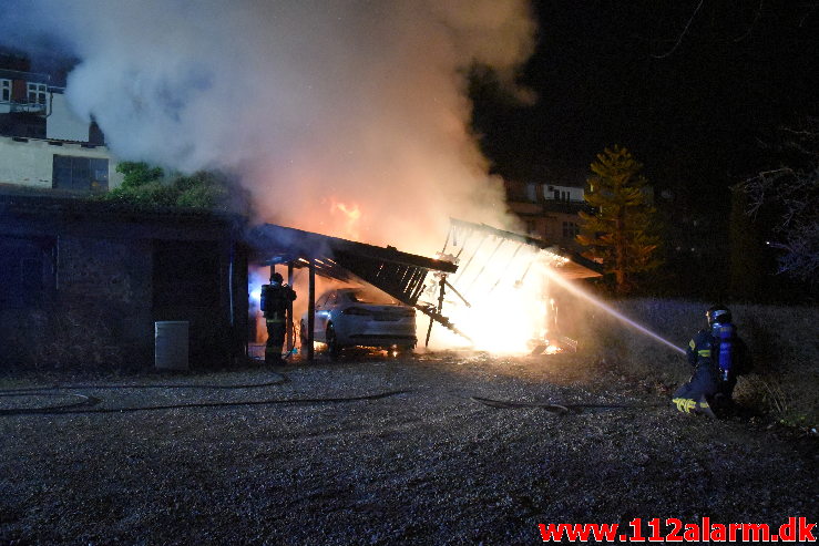 Bilbrand under tag. Bleggaardsgade i Vejle. 29/12-2019. Kl. 00:50.