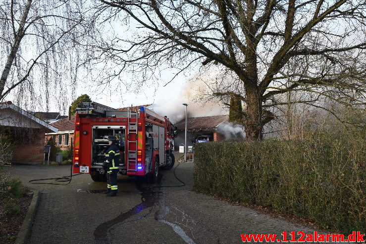 Bilbrand brede sig til garagen. Bredballe Byvej i Vejle Ø. 30/12-2019. Kl. 14:34.