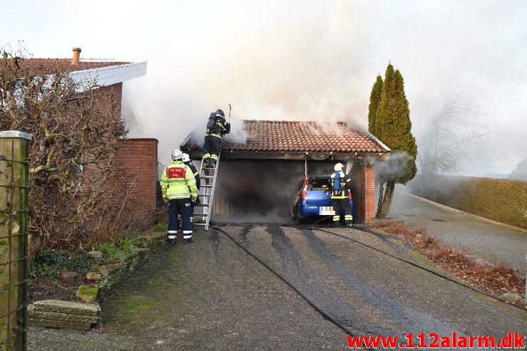 Bilbrand brede sig til garagen. Bredballe Byvej i Vejle Ø. 30/12-2019. Kl. 14:34.