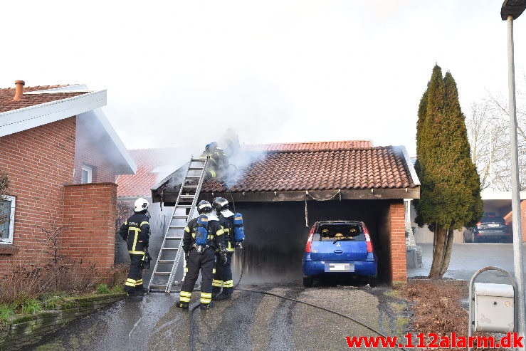 Bilbrand brede sig til garagen. Bredballe Byvej i Vejle Ø. 30/12-2019. Kl. 14:34.