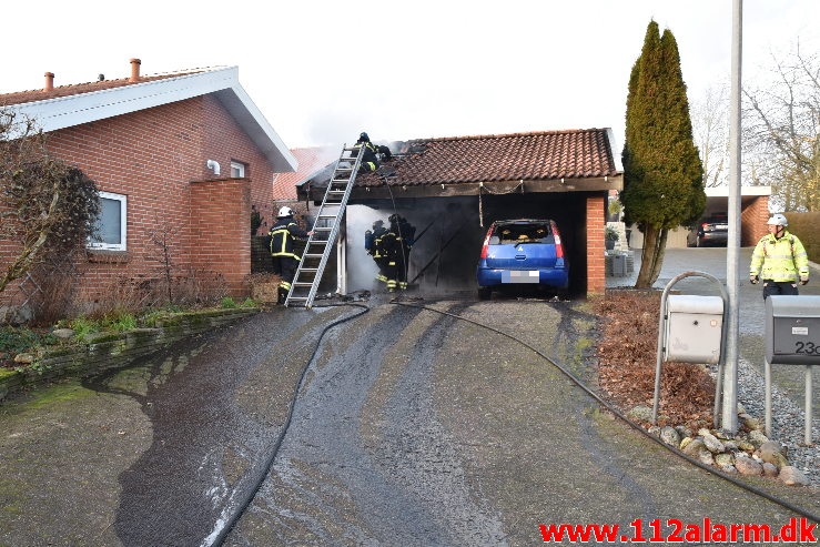 Bilbrand brede sig til garagen. Bredballe Byvej i Vejle Ø. 30/12-2019. Kl. 14:34.