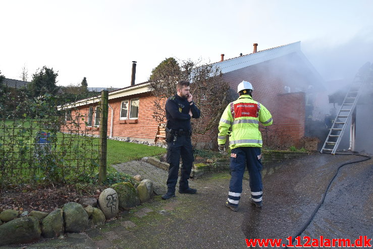 Bilbrand brede sig til garagen. Bredballe Byvej i Vejle Ø. 30/12-2019. Kl. 14:34.