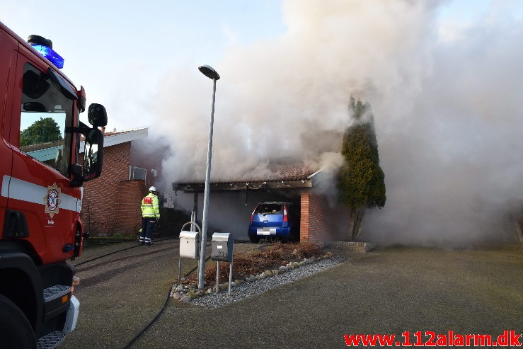 Bilbrand brede sig til garagen. Bredballe Byvej i Vejle Ø. 30/12-2019. Kl. 14:34.