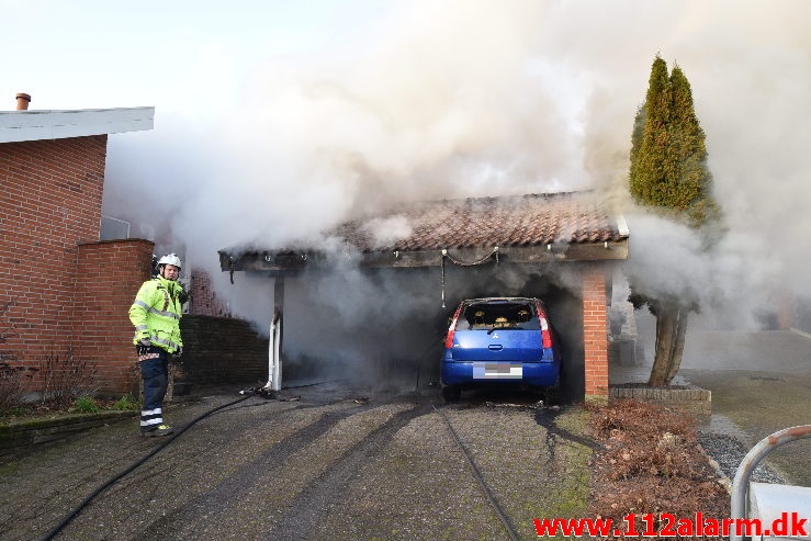 Bilbrand brede sig til garagen. Bredballe Byvej i Vejle Ø. 30/12-2019. Kl. 14:34.