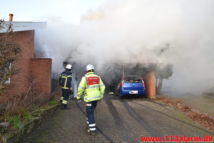 Bilbrand brede sig til garagen. Bredballe Byvej i Vejle Ø. 30/12-2019. Kl. 14:34.