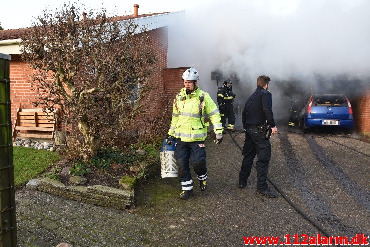 Bilbrand brede sig til garagen. Bredballe Byvej i Vejle Ø. 30/12-2019. Kl. 14:34.