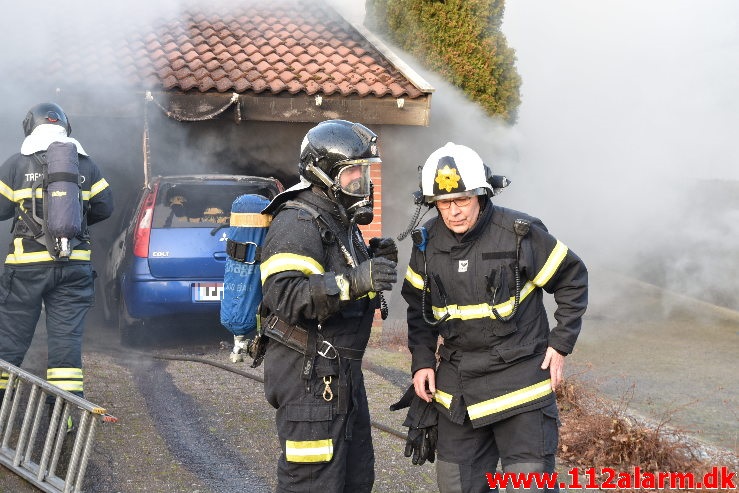 Bilbrand brede sig til garagen. Bredballe Byvej i Vejle Ø. 30/12-2019. Kl. 14:34.