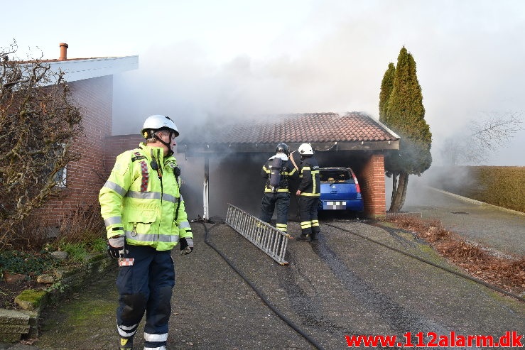 Bilbrand brede sig til garagen. Bredballe Byvej i Vejle Ø. 30/12-2019. Kl. 14:34.