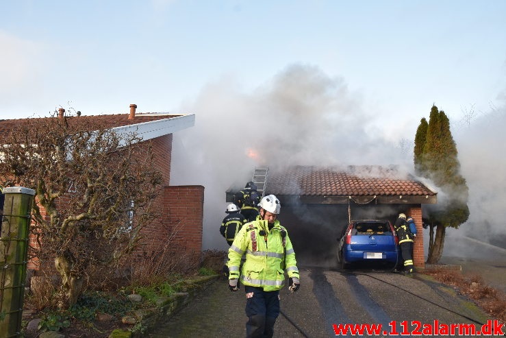 Bilbrand brede sig til garagen. Bredballe Byvej i Vejle Ø. 30/12-2019. Kl. 14:34.