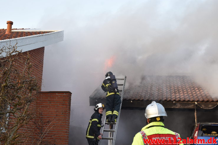 Bilbrand brede sig til garagen. Bredballe Byvej i Vejle Ø. 30/12-2019. Kl. 14:34.