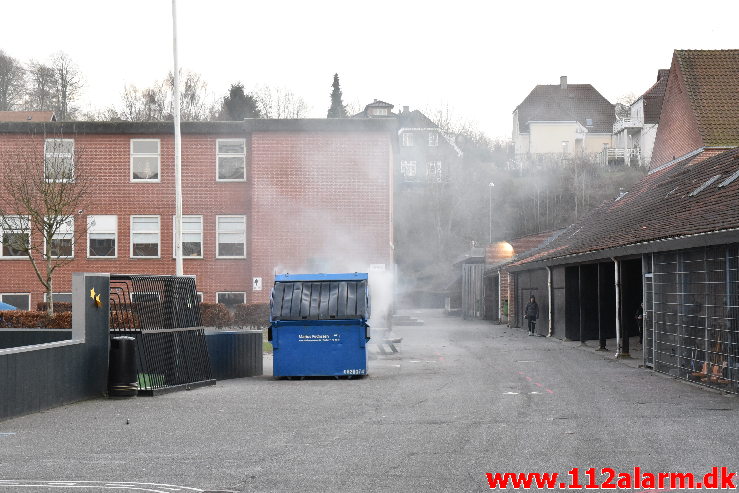 Ild i fritstående Container. Vejle Midtbyskole på Damhaven. 31/12-2019. KL. 15:38.