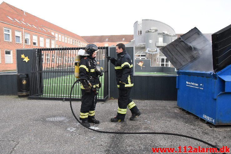 Ild i fritstående Container. Vejle Midtbyskole på Damhaven. 31/12-2019. KL. 15:38.