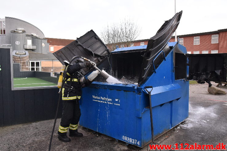 Ild i fritstående Container. Vejle Midtbyskole på Damhaven. 31/12-2019. KL. 15:38.