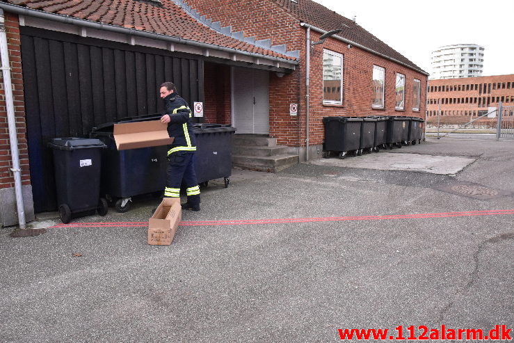 Ild i fritstående Container. Vejle Midtbyskole på Damhaven. 31/12-2019. KL. 15:38.