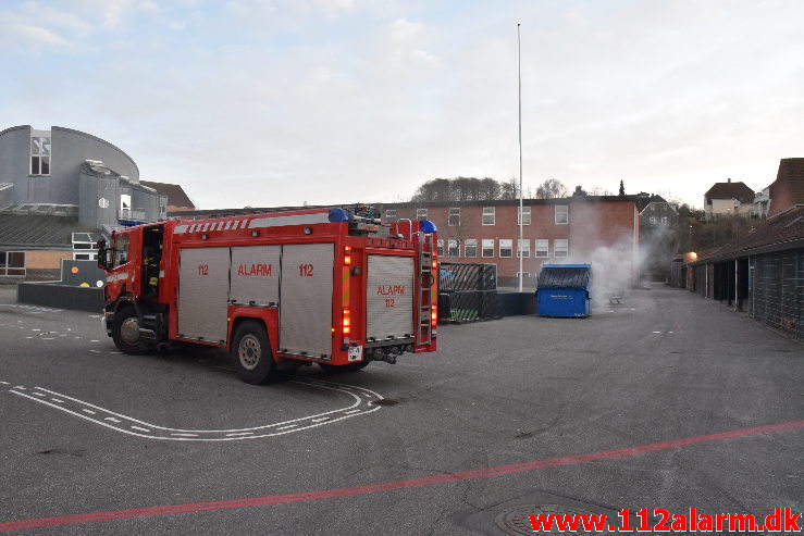 Ild i fritstående Container. Vejle Midtbyskole på Damhaven. 31/12-2019. KL. 15:38.