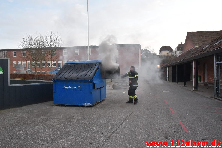 Ild i fritstående Container. Vejle Midtbyskole på Damhaven. 31/12-2019. KL. 15:38.