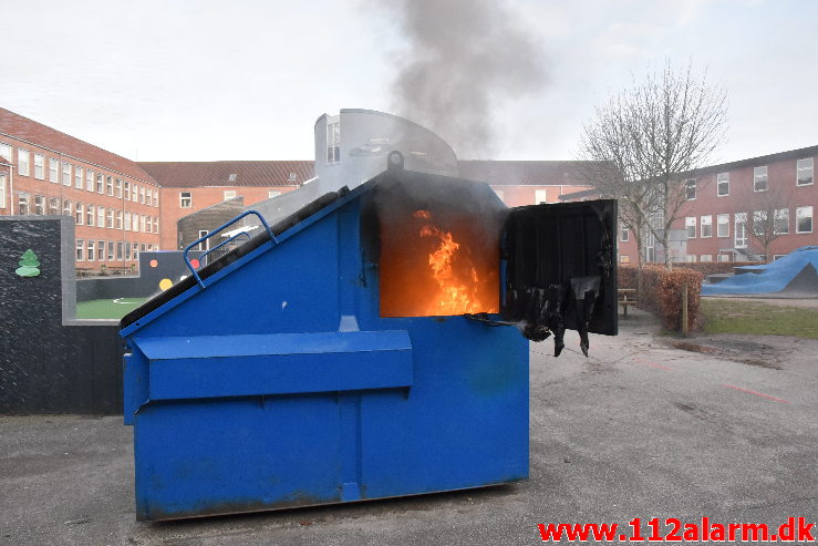 Ild i fritstående Container. Vejle Midtbyskole på Damhaven. 31/12-2019. KL. 15:38.