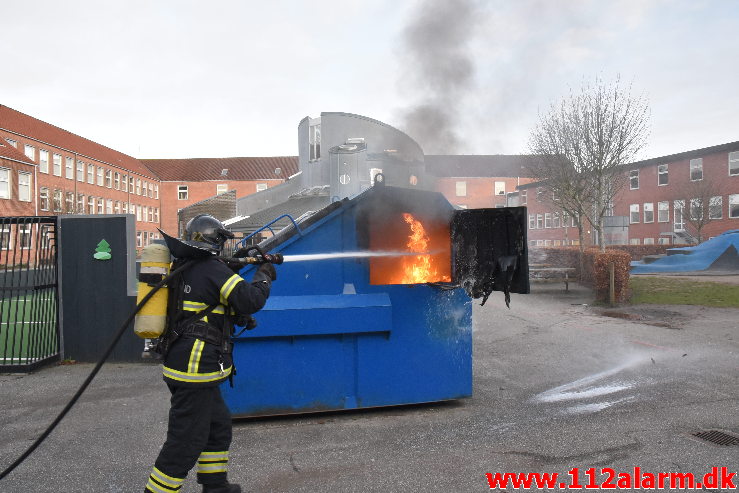 Ild i fritstående Container. Vejle Midtbyskole på Damhaven. 31/12-2019. KL. 15:38.