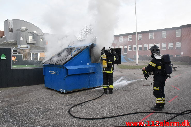 Ild i fritstående Container. Vejle Midtbyskole på Damhaven. 31/12-2019. KL. 15:38.
