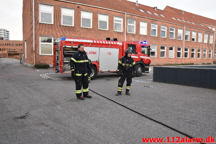 Ild i fritstående Container. Vejle Midtbyskole på Damhaven. 31/12-2019. KL. 15:38.