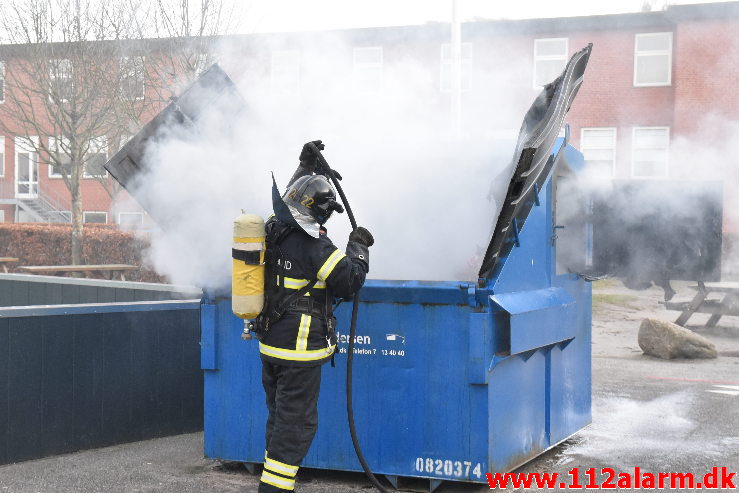 Ild i fritstående Container. Vejle Midtbyskole på Damhaven. 31/12-2019. KL. 15:38.