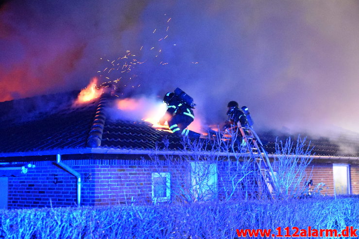 Brand i Villa. Skolebakken i Vejle ø. 01/01-2020. Kl. 01:01.