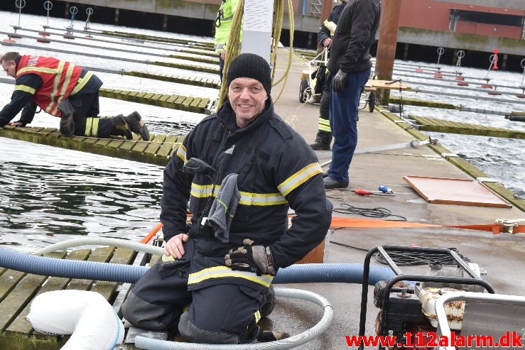 Trekantbrand med til at redde båd. Vejle Lystbådehavn på Stævnen. 22/02-2020. Kl. 13:28.