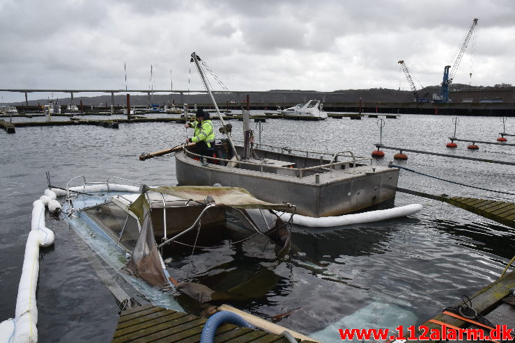 Trekantbrand med til at redde båd. Vejle Lystbådehavn på Stævnen. 22/02-2020. Kl. 13:28.