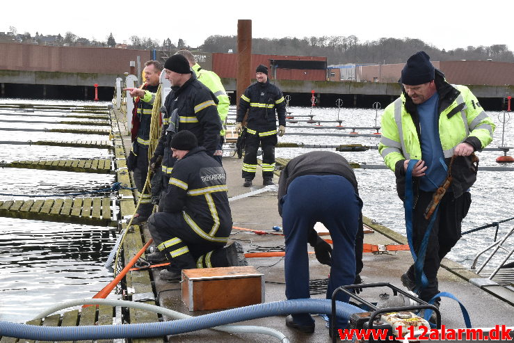 Trekantbrand med til at redde båd. Vejle Lystbådehavn på Stævnen. 22/02-2020. Kl. 13:28.