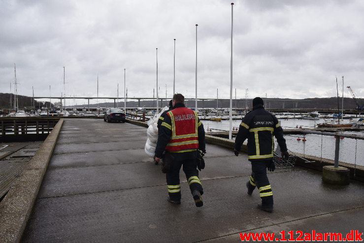 Trekantbrand med til at redde båd. Vejle Lystbådehavn på Stævnen. 22/02-2020. Kl. 13:28.