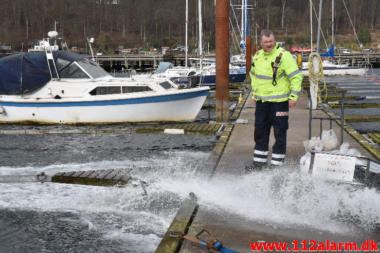 Trekantbrand med til at redde båd. Vejle Lystbådehavn på Stævnen. 22/02-2020. Kl. 13:28.