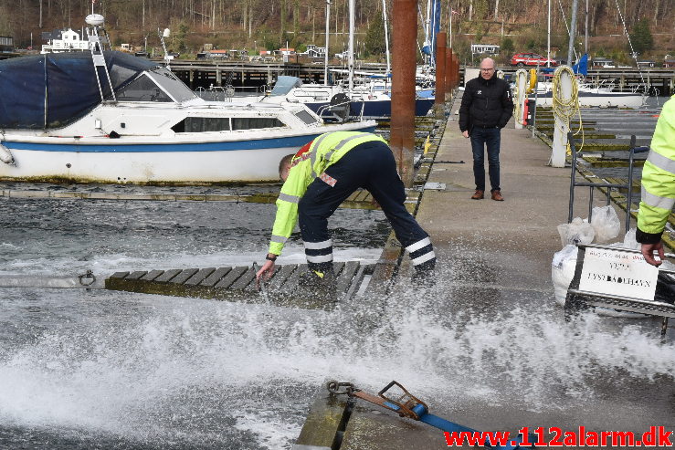 Trekantbrand med til at redde båd. Vejle Lystbådehavn på Stævnen. 22/02-2020. Kl. 13:28.