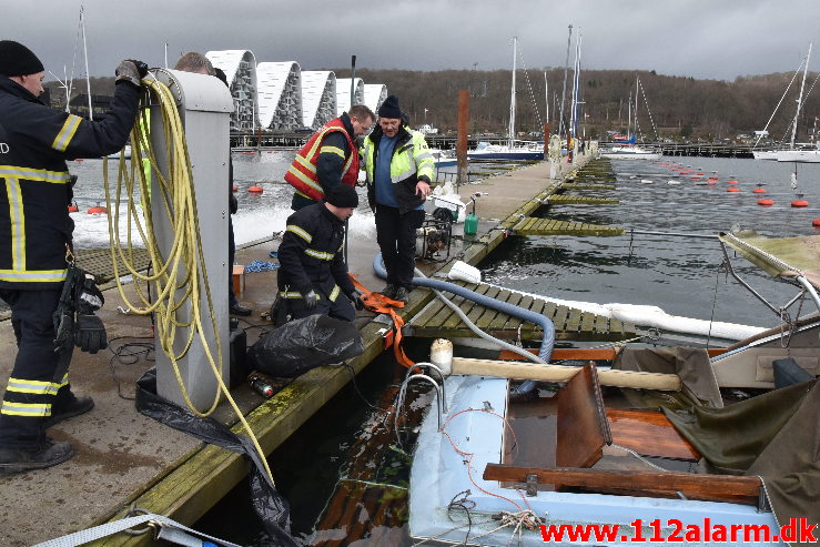 Trekantbrand med til at redde båd. Vejle Lystbådehavn på Stævnen. 22/02-2020. Kl. 13:28.