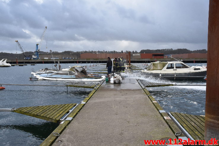 Trekantbrand med til at redde båd. Vejle Lystbådehavn på Stævnen. 22/02-2020. Kl. 13:28.