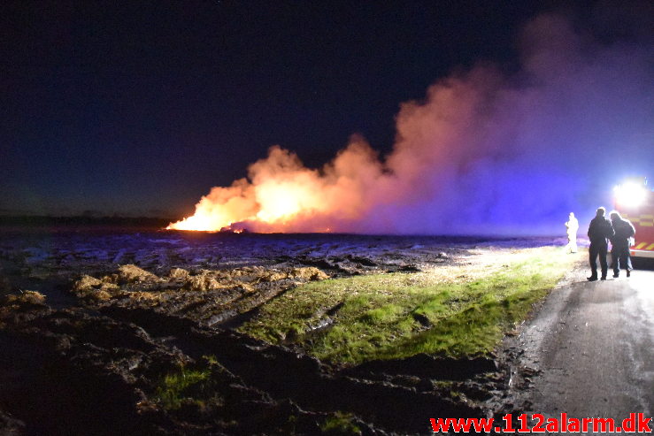 Ild i Halmstak. Tremhusevej ved Bjerlev. 04/03-2020. Kl. 19:11.