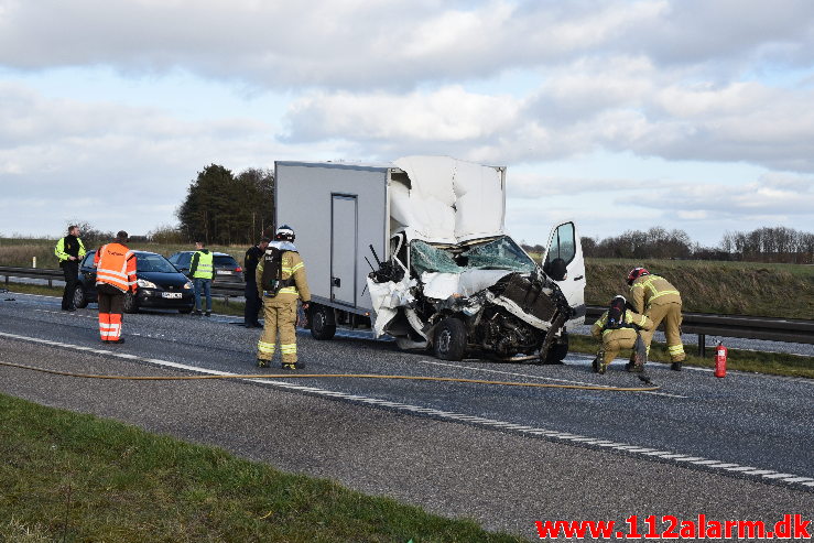 Bilbrand i det fri. Motorvejen ved DTC ved Vejle. 16/03-2020. Kl. 16:05.