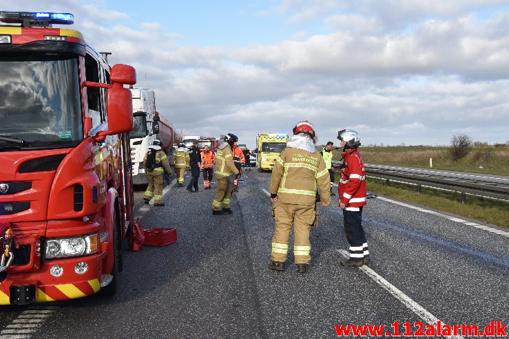 Bilbrand i det fri. Motorvejen ved DTC ved Vejle. 16/03-2020. Kl. 16:05.