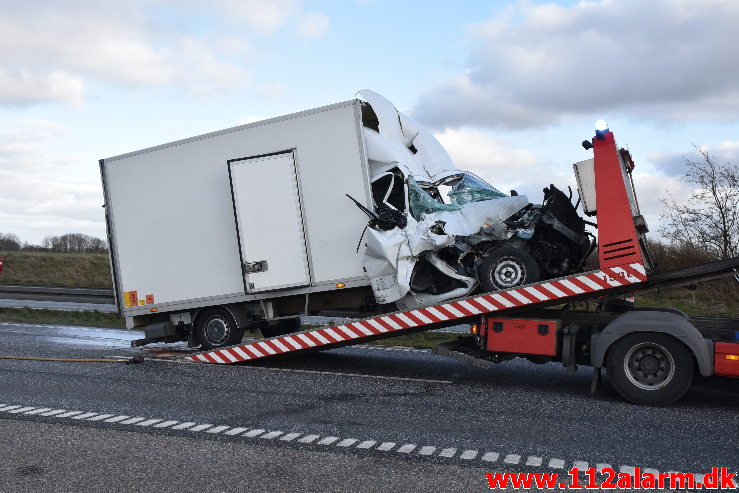 Bilbrand i det fri. Motorvejen ved DTC ved Vejle. 16/03-2020. Kl. 16:05.