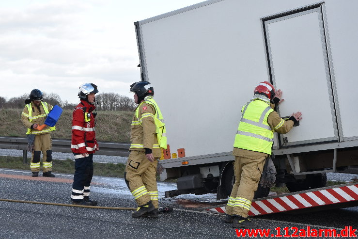 Bilbrand i det fri. Motorvejen ved DTC ved Vejle. 16/03-2020. Kl. 16:05.