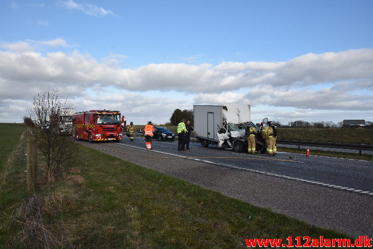 Bilbrand i det fri. Motorvejen ved DTC ved Vejle. 16/03-2020. Kl. 16:05.