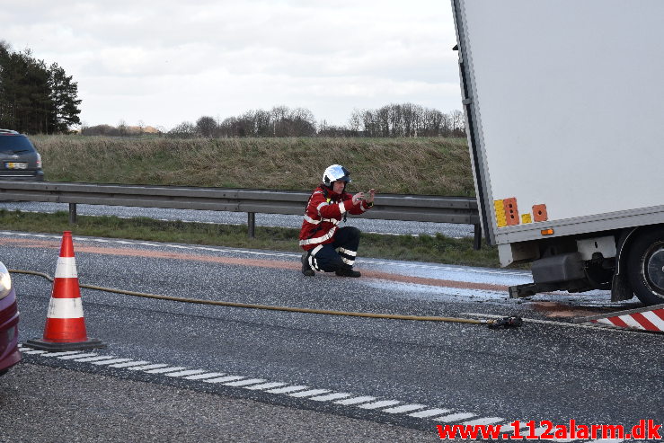 Bilbrand i det fri. Motorvejen ved DTC ved Vejle. 16/03-2020. Kl. 16:05.