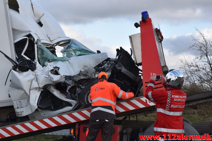 Bilbrand i det fri. Motorvejen ved DTC ved Vejle. 16/03-2020. Kl. 16:05.