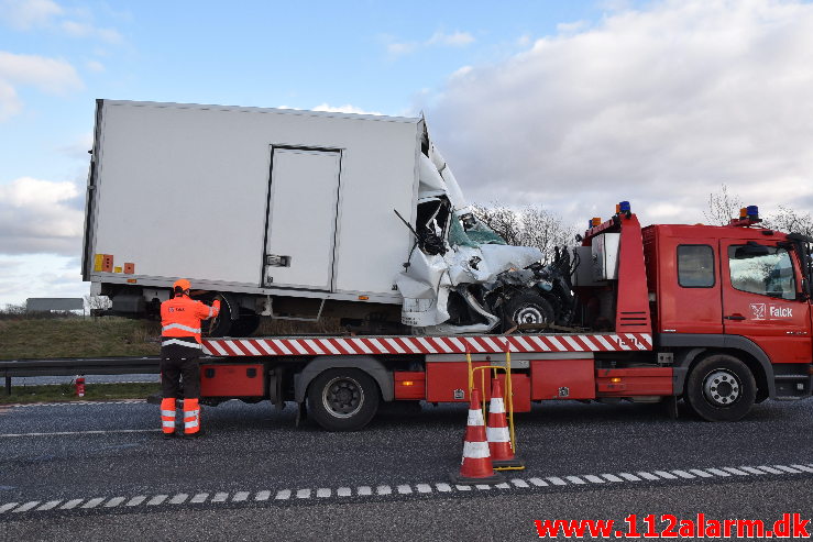 Bilbrand i det fri. Motorvejen ved DTC ved Vejle. 16/03-2020. Kl. 16:05.