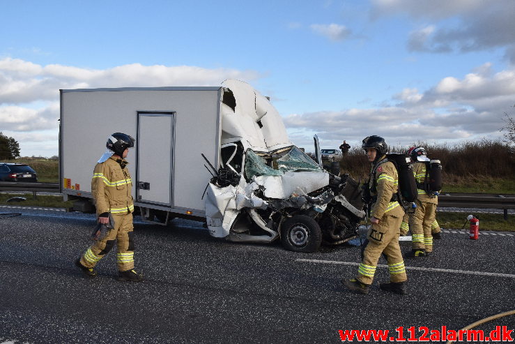 Bilbrand i det fri. Motorvejen ved DTC ved Vejle. 16/03-2020. Kl. 16:05.