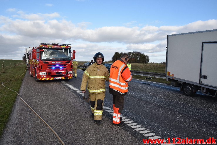 Bilbrand i det fri. Motorvejen ved DTC ved Vejle. 16/03-2020. Kl. 16:05.